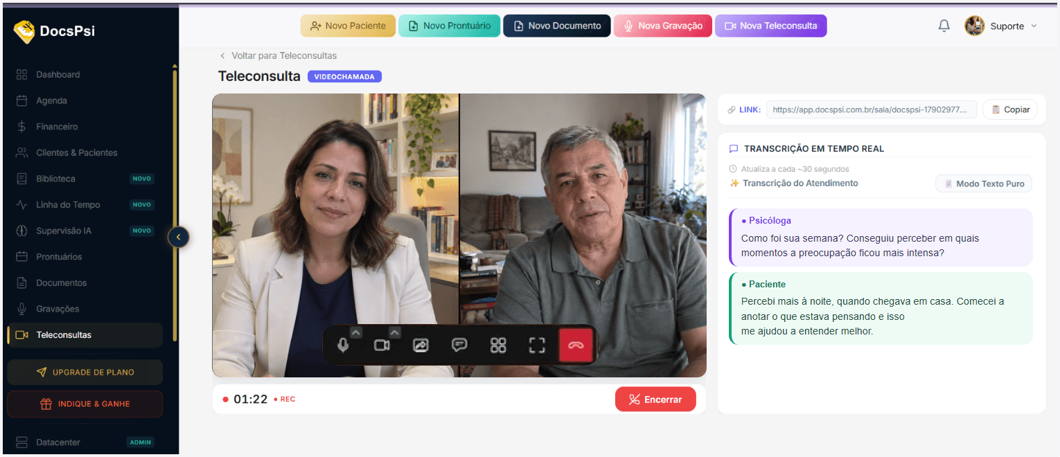 Interface real do DocsPsi com demonstração fictícia: psicóloga à esquerda, paciente à direita e transcrição em roxo e verde.